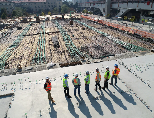 Trabajadores en terreno revisando la instalación de armaduras sobre una losa en obra — imagen de referencia, pendiente de reemplazo por fotografía real de cada línea de negocio.